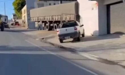 Carreta se solta e atinge carro e imóvel na Av. Vereador José Higino Filho, em Formiga