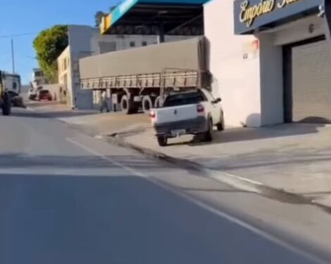 Carreta se solta e atinge carro e imóvel na Av. Vereador José Higino Filho, em Formiga