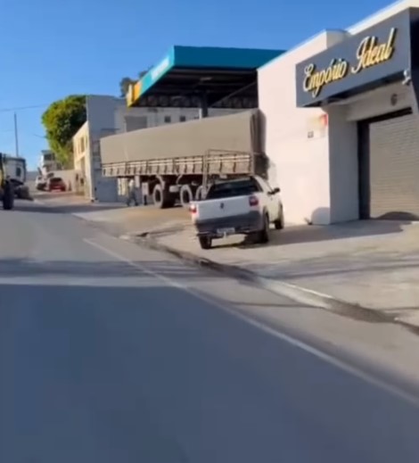 Carreta se solta e atinge carro e imóvel na Av. Vereador José Higino Filho, em Formiga