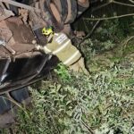 Carreta carregada com minério despenca de ribanceira de 400 metros na BR-354, em Córrego Danta