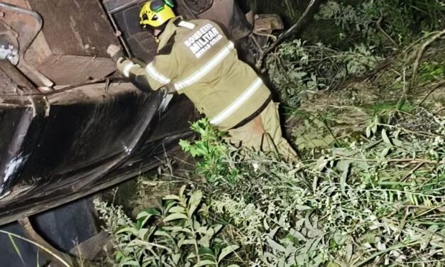 Carreta carregada com minério despenca de ribanceira de 400 metros na BR-354, em Córrego Danta