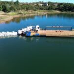 Transferência de 35 mil litros de etanol de carreta que caiu na represa de Três Marias ao sair de balsa é iniciada