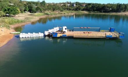 Transferência de 35 mil litros de etanol de carreta que caiu na represa de Três Marias ao sair de balsa é iniciada