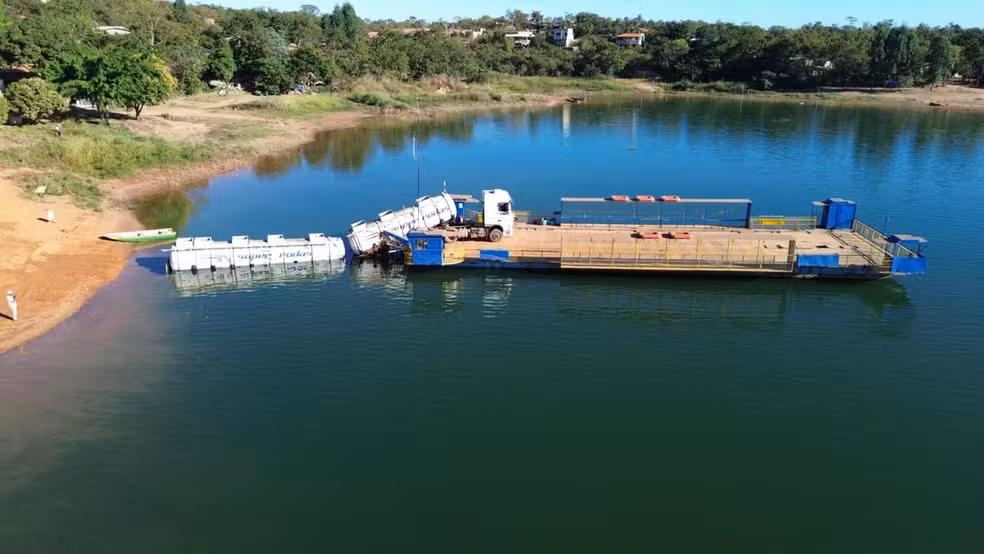 Transferência de 35 mil litros de etanol de carreta que caiu na represa de Três Marias ao sair de balsa é iniciada
