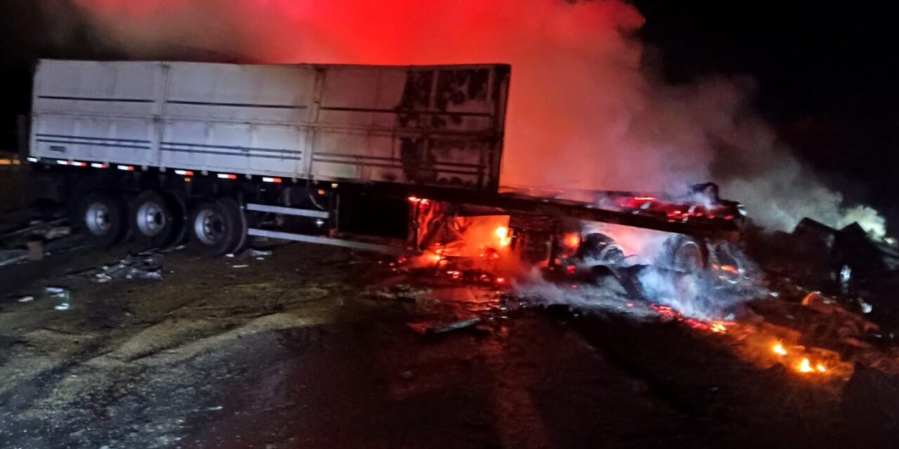 Acidente envolvendo 2 carretas deixou 3 vítima fatais, em Carmópolis de Minas