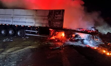 Acidente envolvendo 2 carretas deixou 3 vítima fatais, em Carmópolis de Minas
