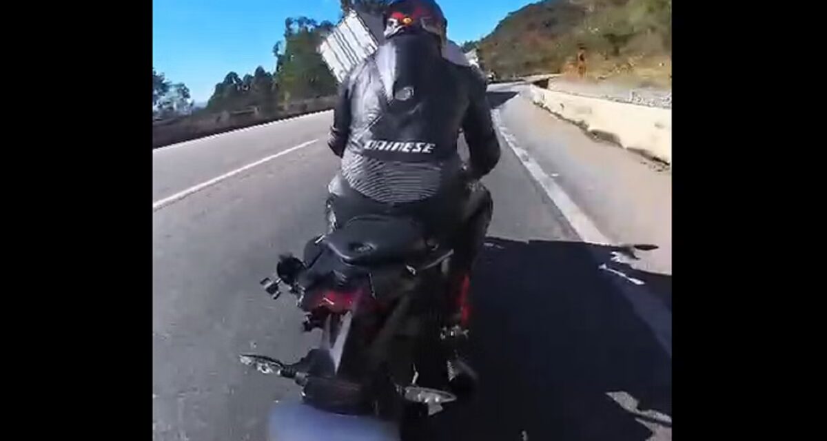 Motociclistas flagram momento em que carreta tomba na BR-262, em MG