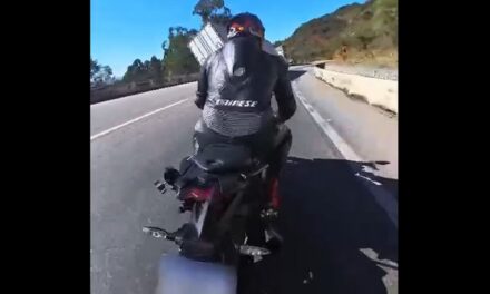 Motociclistas flagram momento em que carreta tomba na BR-262, em MG