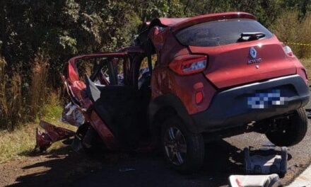 Mulher morre ao bater carro em carreta na MGC-452, no Triângulo Mineiro