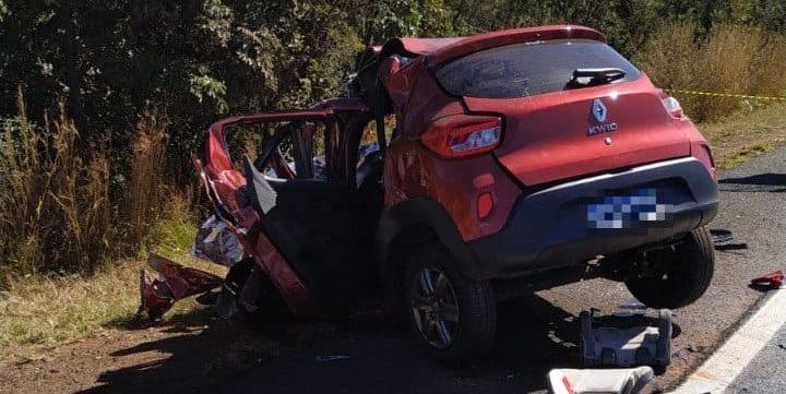 Mulher morre ao bater carro em carreta na MGC-452, no Triângulo Mineiro