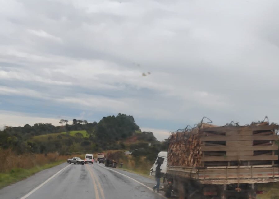 Acidente entre carreta e caminhão de lenha complica trânsito na BR-354, próximo à Formiga