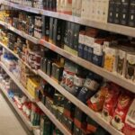 Comércio tem queda de 0,4% em abril, depois de três altas