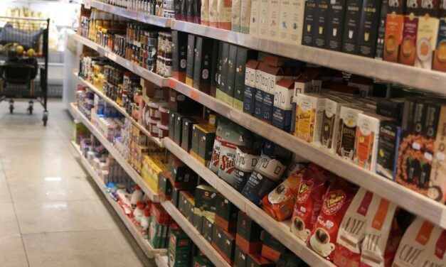Comércio tem queda de 0,4% em abril, depois de três altas