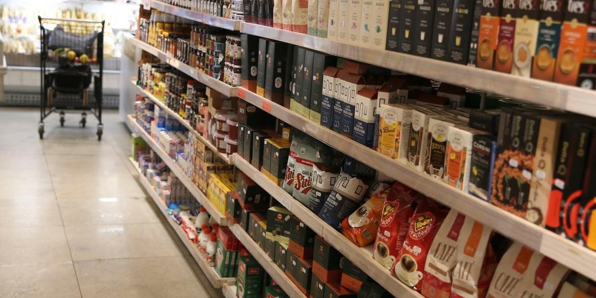 Comércio tem queda de 0,4% em abril, depois de três altas