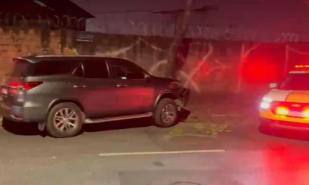 Jovem de 19 anos foge da polícia em Hilux furtada e causa acidentes em BH; suspeito é preso