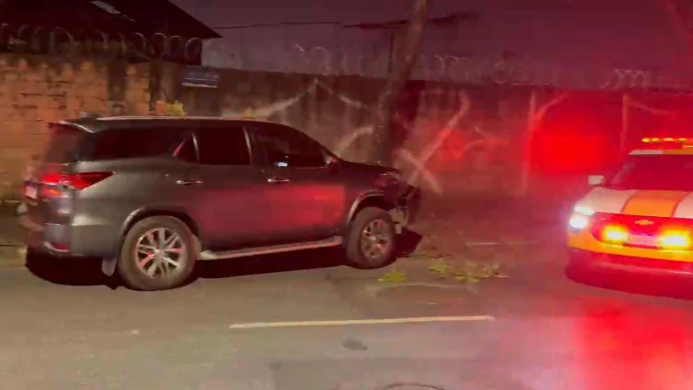 Jovem de 19 anos foge da polícia em Hilux furtada e causa acidentes em BH; suspeito é preso