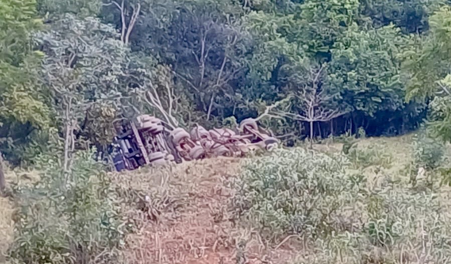 Grave colisão entre carretas mobiliza equipes de emergência na BR-354, em Formiga
