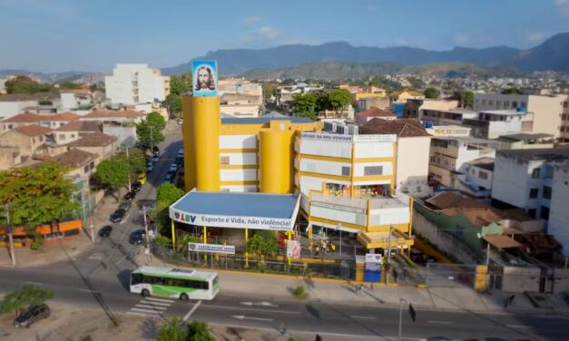 Adolescente é atingida por bala perdida dentro de escola em Maria da Graça, no Rio