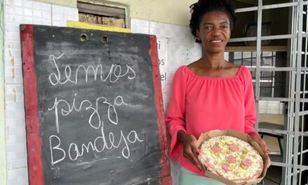 Mineira supera depressão e alcoolismo e transforma lanchonete em pizzaria de sucesso no bairro onde mora