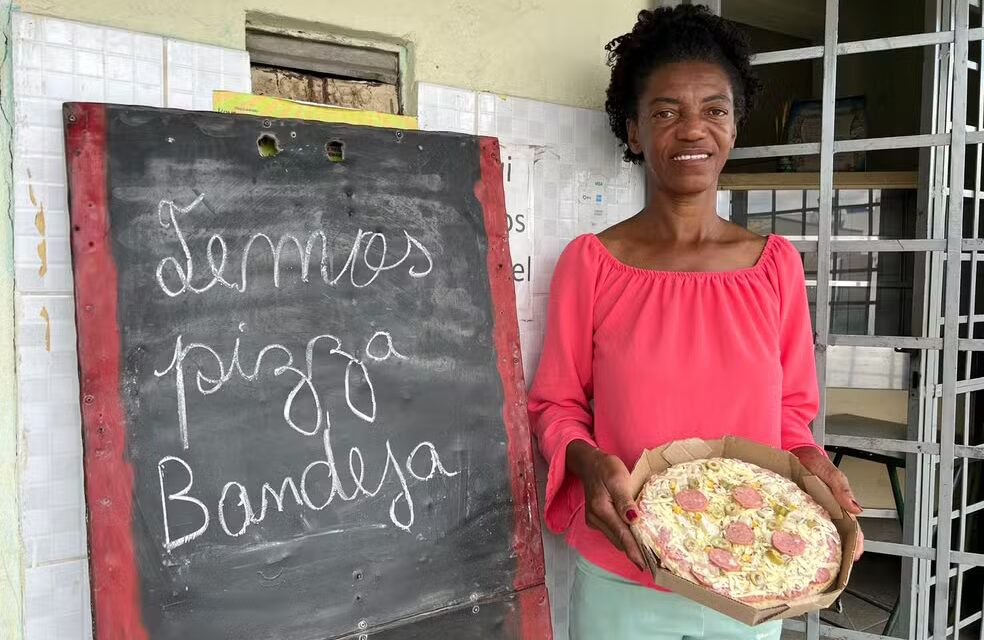 Mineira supera depressão e alcoolismo e transforma lanchonete em pizzaria de sucesso no bairro onde mora