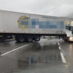 Acidente com carreta bloqueia parcialmente e congestiona a Fernão Dias, em Extrema-MG