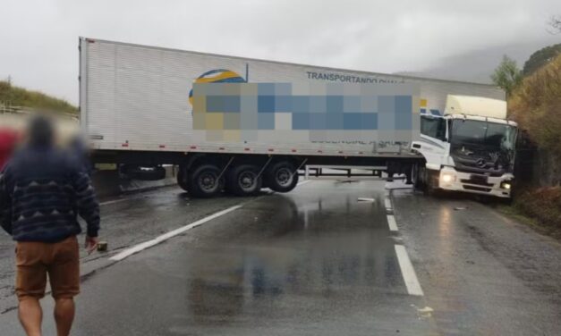 Acidente com carreta bloqueia parcialmente e congestiona a Fernão Dias, em Extrema-MG