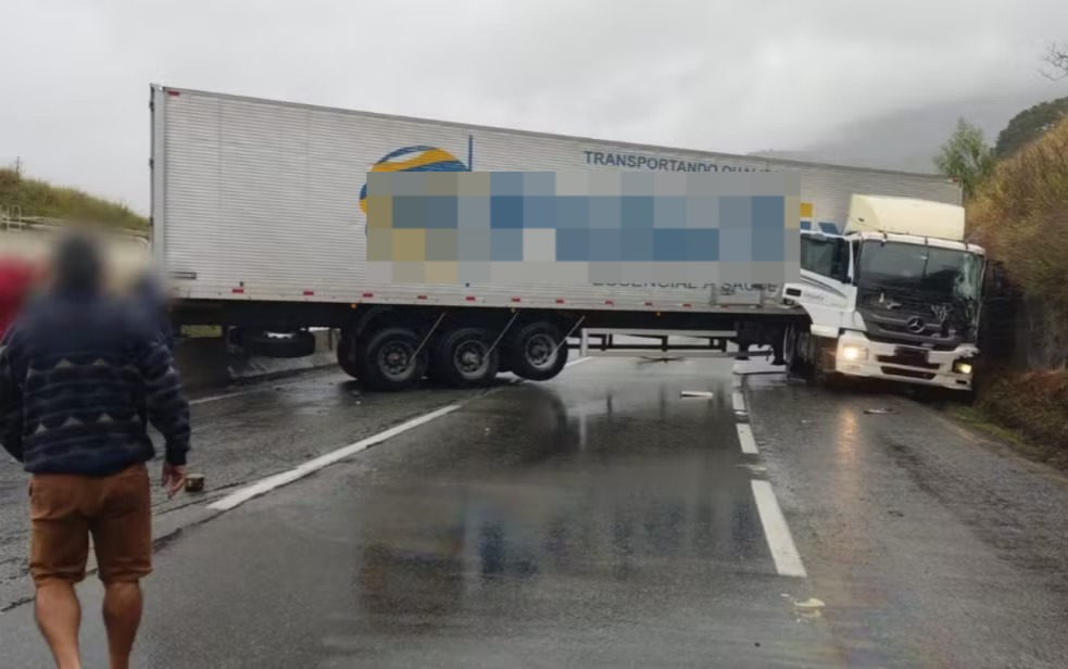 Acidente com carreta bloqueia parcialmente e congestiona a Fernão Dias, em Extrema-MG