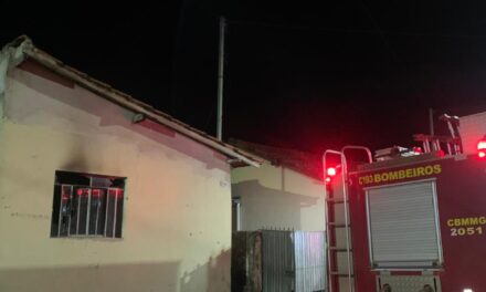 Incêndio atinge residência, em Lagoa da Prata