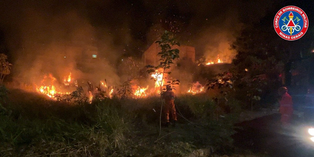 Bombeiros levam 3 horas para controlar incêndio no Nossa Senhora de Lourdes, em Formiga
