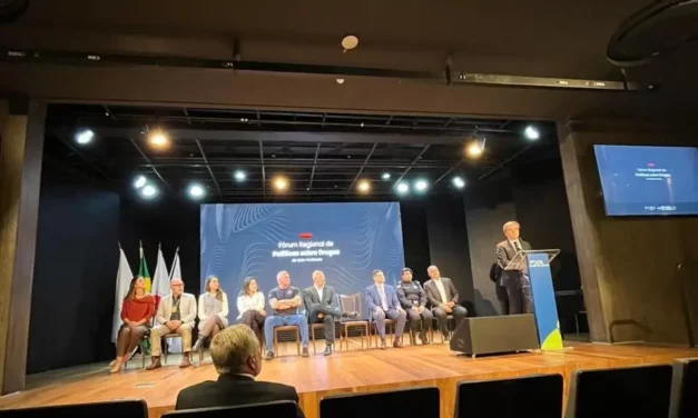 Formiga participa do Fórum Estadual de Políticas sobre Drogas, em Belo Horizonte
