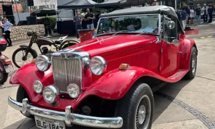 9º Encontro de Carros Antigos reúne multidão em Formiga com clima de nostalgia e cultura
