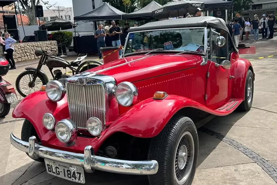 9º Encontro de Carros Antigos reúne multidão em Formiga com clima de nostalgia e cultura