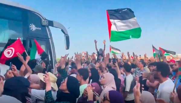 Milhares de ativistas marcham a Gaza para romper bloqueio de Israel