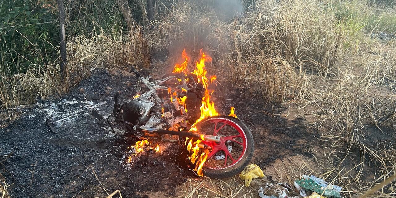 População se revolta após atropelamento de criança e incendeia motocicleta, no bairro Geraldo Veloso