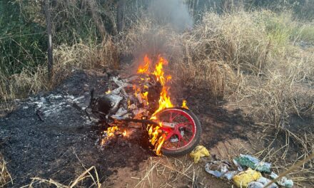 População se revolta após atropelamento de criança e incendeia motocicleta, no bairro Geraldo Veloso