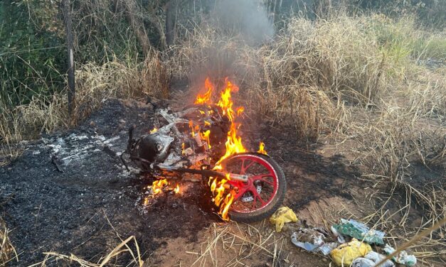 População se revolta após atropelamento de criança e incendeia motocicleta, no bairro Geraldo Veloso
