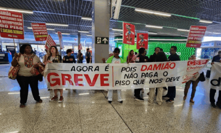 Prefeito de BH, Álvaro Damião, chega em BH sob protesto de professores rede municipal