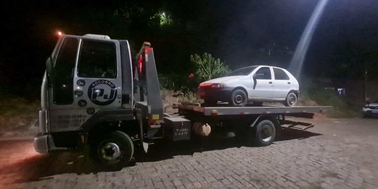 PM apreende veículo que evadiu de abordagem, em Formiga