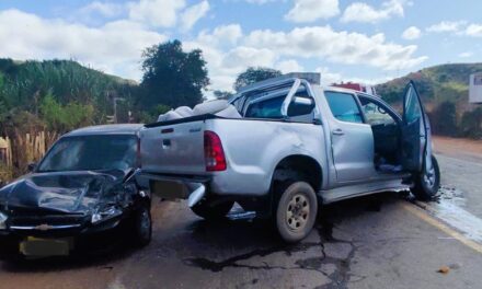 Acidente entre carreta e dois carros deixa pelo menos um ferido na BR-116, em Minas