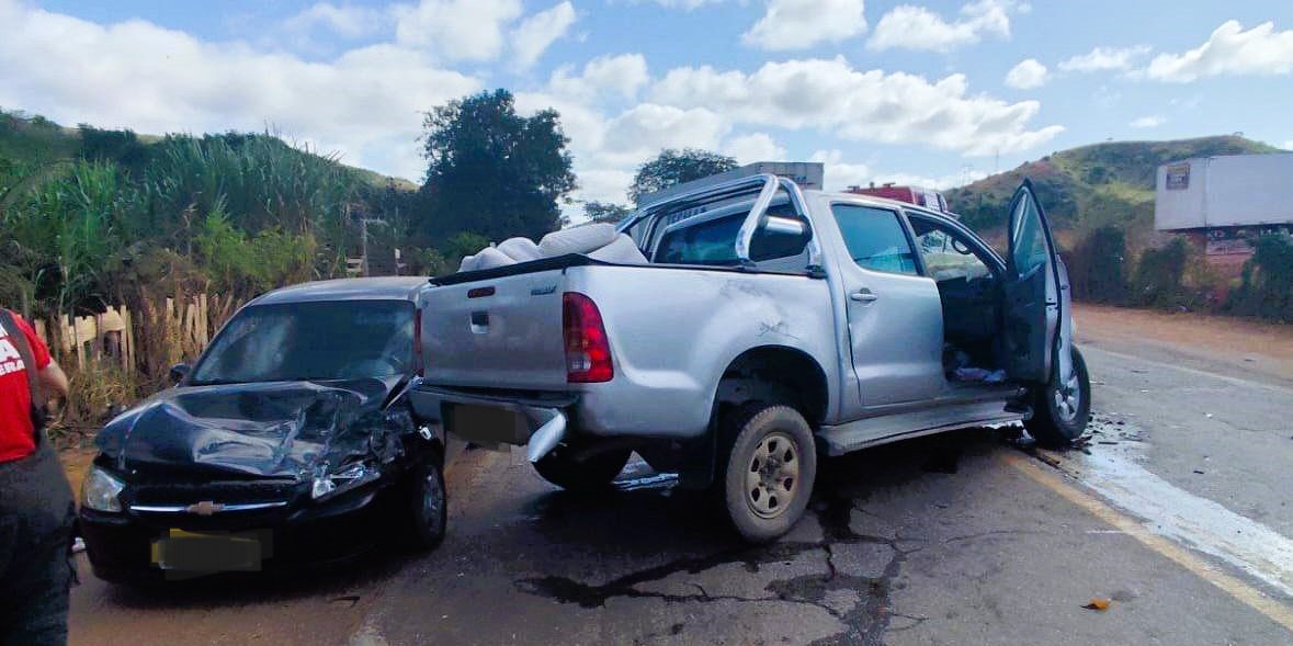 Acidente entre carreta e dois carros deixa pelo menos um ferido na BR-116, em Minas