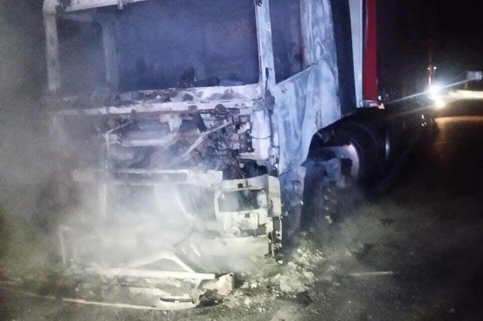 Incêndio em carreta foi registrado na Fernão Dias