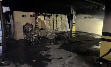 Bombeiros são acionados para combater incêndio em comércio, em Santo Antônio do Monte