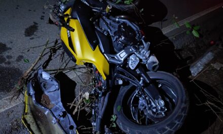 Motociclista sem CNH sofre acidente e é flagrado com droga, em Claúdio