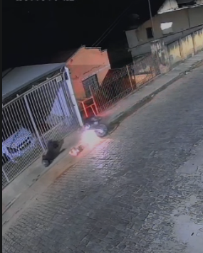Câmeras registram queda de motociclista na rua do Tiro de Guerra; Confira o vídeo