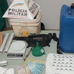 Polícia Militar realiza prisão de duas pessoas por tráfico de drogas, em Pimenta