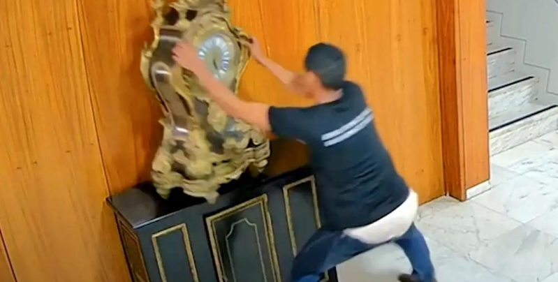 Moraes manda prender homem que quebrou relógio histórico do Planalto
