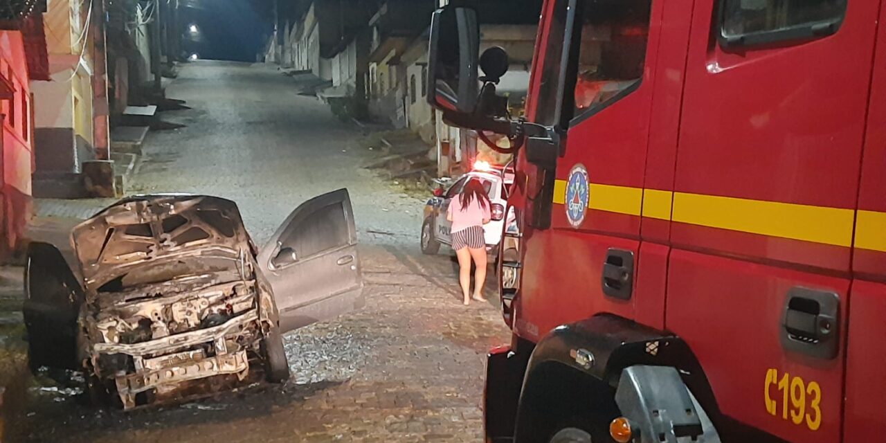 Incêndio foi registrado nesta madrugada no bairro Rosário, em Formiga