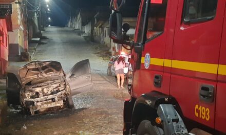 Incêndio foi registrado nesta madrugada no bairro Rosário, em Formiga