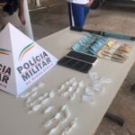 Suspeito é preso com drogas e R$ 2 mil, ao tentar atropelar policiais militares, em MG