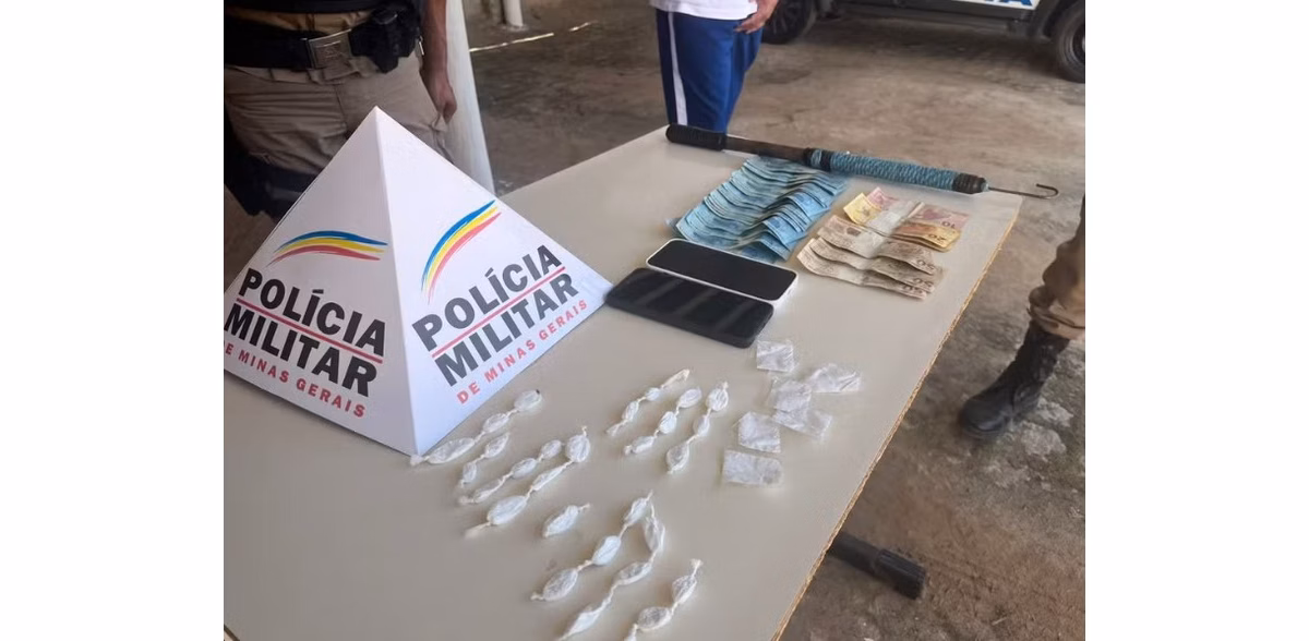 Suspeito é preso com drogas e R$ 2 mil, ao tentar atropelar policiais militares, em MG